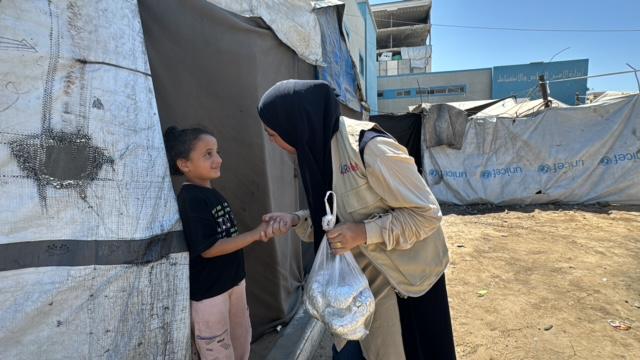 مشروع إطعام الطعام: توزيع الوجبات على العائلات المحتاجة في المخيمات